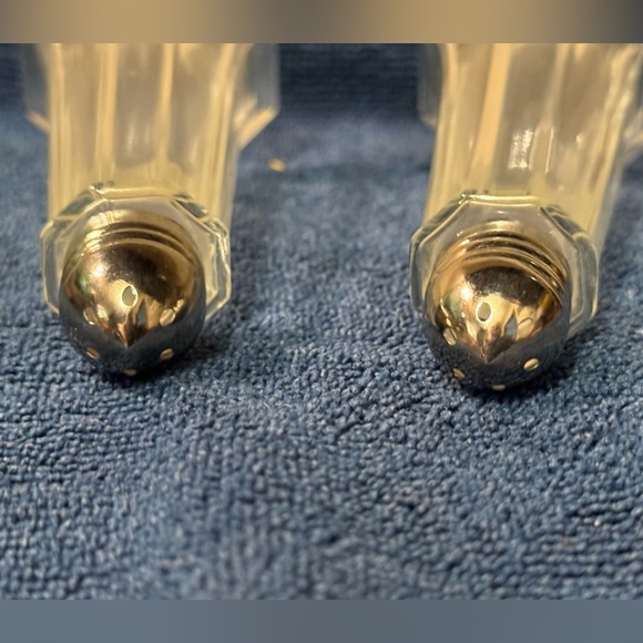 Vintage Glass Salt and Pepper Shakers. - Picture 4 of 4